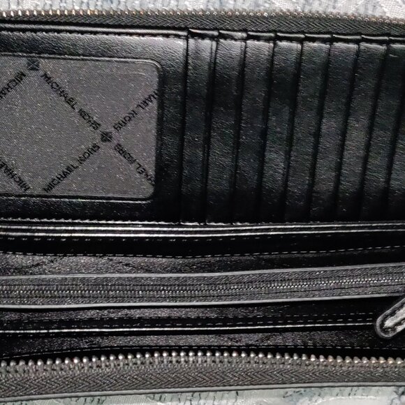 New Michael Kors Wallet - Picture 4 of 6